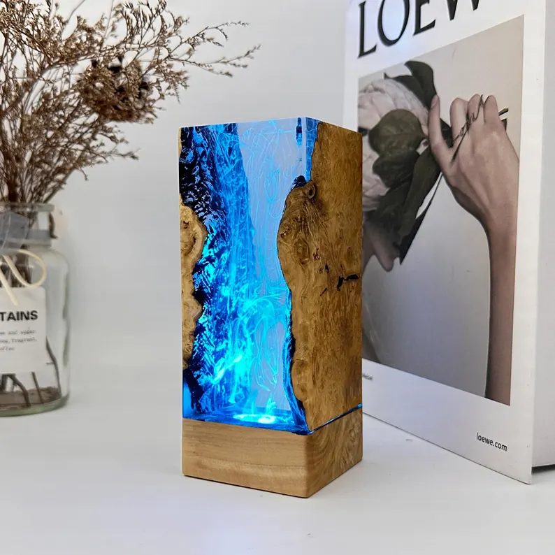Lampada in legno e resina